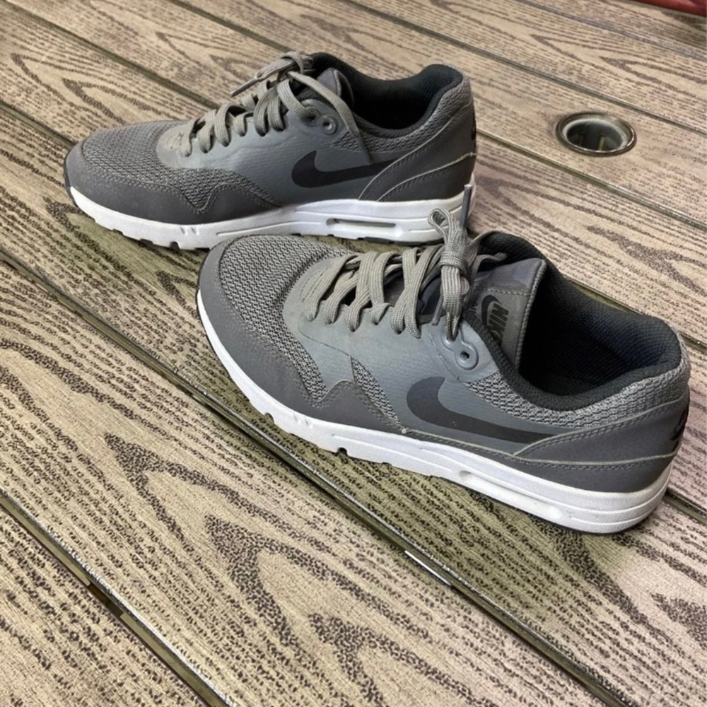 Womens Nike Shoes Size 8 Color Gray